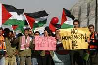 Palestinos se manifiestan contra el cierre del puesto de control de Hawara