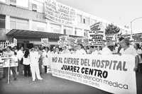 Pese a la inconformidad de trabajadores, el Hospital Juárez fue cerrado para ser demolido. La imagen pertenece a una protesta del personal del nosocomio en 2005