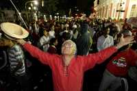 Chavistas lamentan la derrota afuera del Palacio de Miraflores la madrugada del lunes
