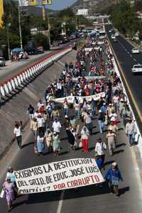 Normalistas de Ayotzinapa, padres de familia e integrantes de la Federación de Estudiantes Campesinos Socialistas de México marcharon por la Autopista del Sol para exigir la liberación de sus compañeros detenidos la semana pasada