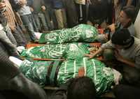Familiares y amigos velan en la ciudad de Gaza los restos de tres militantes de Hamas muertos durante un ataque israelí