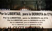 Ante la Puerta de Alcalá, en Madrid, se manifestaron ayer partidos políticos y agrupaciones ciudadanas para repudiar la violencia del grupo armado vasco ETA que el pasado sábado atacó a guardias civiles en una localidad del sur de Francia