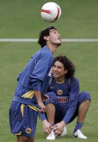 Los americanistas Daniel Márquez y Guillermo Ochoa, durante el entrenamiento en la cancha de Boca Juniors