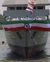 Marinos festejan la botadura del buque Baja California, de la Armada de México, en el astillero de Soto la Marina, en Tamaulipas, en 2003