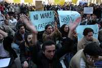 Estudiantes iraníes corean consignas contra el gobierno del presidente Mahmud Ahmadinejad, durante una manifestación, ayer en la Universidad de Teherán. En una de las pancartas se lee "Vivir libre o morir"