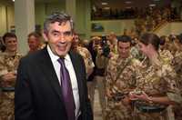 El primer ministro de Gran Bretaña, Gordon Brown, realizó ayer una sorpresiva visita a la ciudad iraquí de Basora, donde declaró que en cuestión de semanas su país podría entregar la responsabilidad de la última provincia que controla a las fuerzas de seguridad de Irak; además, pidió la liberación de cinco británicos que están secuestrados desde mayo pasado. En la imagen, el premier durante un encuentro con las tropas británicas