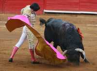 Sexta corrida de la temporada grande con seis astados de la ganadería Garfias. En la imagen, Víctor Mora con su primero de la tarde, en la Plaza de Toros México