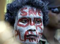 Un activista indonesio protesta frente al consulado de Estados Unidos en Bali