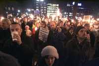 Cientos se reunieron frente al Gran Hotel, en Oslo, donde se hospedan Al Gore y Rajendra Pachauri, para realizar una procesión de antorchas