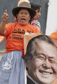 Una simpatizante de Alberto Fujimori grita consignas de apoyo afuera del tribunal donde es juzgado el ex presidente peruano, que ayer recibió su primera condena