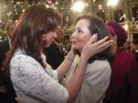 La presidenta argentina, Cristina Fernández de Kirchner, dialoga en Buenos Aires con la madre de Ingrid Betancourt