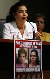 Adriana Pérez, esposa de Gerardo Hernández, preso en Estados Unidos bajo acusaciones de espionaje, dialoga con los periodistas en una rueda de prensa en La Habana