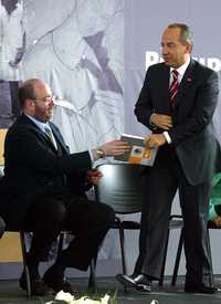 Sergio Vela y Felipe Calderón, el lunes, durante la presentación del Programa Nacional de Cultura 2007-2012