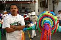 Ricardo y algunos compañeros del penal de Yuriria, Guanajuato, emprendieron con recursos propios la un negocio de producción y venta de piñatas