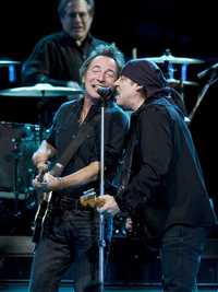 Bruce Springsteen, Steve van Zandt y la E Street Band, durante su presentación del pasado 10 de diciembre en Estocolmo, otro de los puntos de su gira