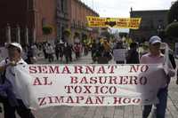 Más de 200 personas provenientes de Hidalgo y Querétaro marcharon en la capital de esta última entidad contra la construcción de un confinamiento de residuos peligrosos en el municipio hidalguense de Zimapán