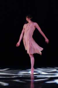 Bailarina de Antares, agrupación de danza contemporánea fundada en Hermosillo, Sonora, en una escena de Tu hombro, coreografía de Miguel Mancillas