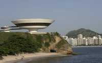 Vista del Museo de Arte Contemporáneo de Niteroi, ciudad cercana a Río de Janeiro, uno de los diseños más recientes de Óscar Niemeyer, quien mañana cumple cien años