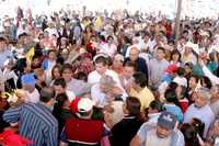 Decenas de personas acompañaron a López Obrador durante su gira por municipios de Hidalgo