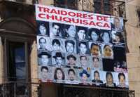 Una manta con retratos de líderes de partidos oficialistas en Chuquisaca, en un balcón de Sucre