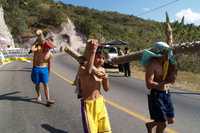 Padres de familia y familiares de los egresados de la Normal Rural de Ayotzinapa marcharon por la carretera que comunica a la ciudad de Tixtla con Chilpancingo, donde culminaron su manifestación en el palacio de gobierno   Ocampo