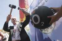 El ministro suizo de Medio Ambiente, Moritz Leuenberger, posa frente a un balón que representa emisiones de bióxido de carbono, durante las negociaciones en Nusa Dua