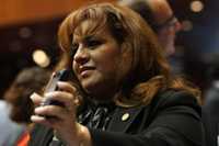 La diputada Lizbet Medina muestra su celular en el que recibió un mensaje de extorsión y amenaza de secuestro en la sesión de la Cámara de Diputados el 27 de noviembre pasado