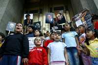 Decenas de personas, entre ellas niños y niñas, se manifestaron ayer frente a la Corte para repudiar la resolución del caso Lydia Cacho. En la protesta mostraron fotografías de los seis ministros que exculparon al gobernador de Puebla, Mario Marín