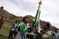El presidente de Bolivia Evo Morales recibe un trofeo después que su equipo –integrado por miembros de seguridad del Palacio de Gobierno–, ganó un campeonato local de futbol en La Paz