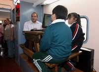 El delegado en Venustiano Carranza, Julio César Moreno, "prueba" el laboratorio de cómputo que se acondicionó en el vagón La Adelita 