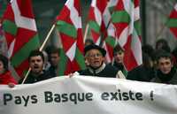 Koldo Gorostiaga (al centro), líder de la proscrita coalición vasca Batasuna, al frente de una manifestación el pasado fin de semana en la ciudad de Bayona, en el sureste de Francia