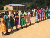 Niñas y niños de una comunidad zapatista durante una ceremonia cívica de saludo a la bandera nacional. Imagen incluida en el libro Los colores de la tierra, que hoy será presentado en el Club de Periodistas, a las 18 horas