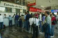 Vacacionistas en la Central Camionera del Sur