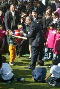 El presidente Felipe Calderón recibió a niños de casas hogar en Los Pinos