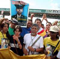 Gustavo Moncayo (centro), padre del plagiado soldado Pablo Emilio Moncayo, pasa por San Antonio del Táchira en una caminata por la frontera entre Colombia y Venezuela en demanda de la liberación de su familiar