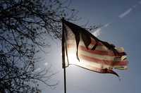 Una raída bandera cuida el lugar