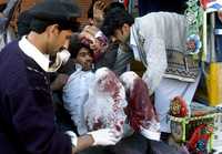 Algunos lesionados fueron trasladados a hospitales de la ciudad de Peshawar, Pakistán