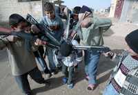 Niños iraquíes con armas de plástico en la ciudad chiíta de Najaf