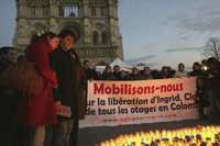 Melanie y Lorenzo (en primer plano), hijos de la ex candidata presidencial colombiana-francesa, Ingrid Betancourt, encabezaron el pasado sábado una ceremonia frente a la catedral de Notre Dame, en París, para pedir por la liberación de su madre, en poder de la guerrilla de las FARC desde abril de 2002