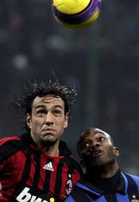 Alessandro Nesta, del Milan (izquierda) y David Suazo, del Inter, en férrea disputa por el esférico  en el estadio de San Siro