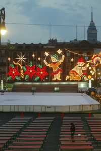 La pista de hielo del Zócalo fue cerrada ayer por recomendación de la Comisión Ambiental Metropolitana, que reportó la presencia de partículas suspendidas conocidas como PM-10