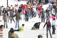 Ayer, la pista de hielo ubicada en el Zócalo fue reabierta al reportarse mejores condiciones atmosféricas