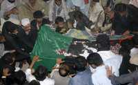Asif Ali Zardari (izquierda, con traje negro y gorra blanca) deposita junto con dirigentes opositores el ataúd con los restos de su esposa en el mausoleo familiar del cementerio de Garhi Khuda Bakhshla
