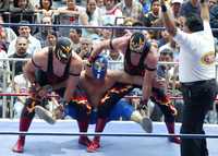 El melodrama y el colorido del espectáculo de la lucha libre, así como un acercamiento a la cotidianidad de los gladiadores, es lo que ofrece el documental de Miguel Dávila, que se estrenará el próximo año, mismo que coincidirá con los festejos del 75 aniversario de este deporte en el país. En la imagen, Sombra Valiente contra Virus y Arcángel, durante la inauguración de la exposición fotográfica de Lourdes Grobet, el pasado mes de junio