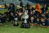 Las Dragonas posan con el trofeo luego de ganar la final de la Liga Mexicana de futbol femenil