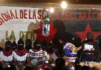 La capitana Hortencia emite un discurso junto a las comandantas del EZLN que asistieron al encuentro de los zapatistas con los pueblos del mundo, ayer en el municipio autónomo de La Garrucha