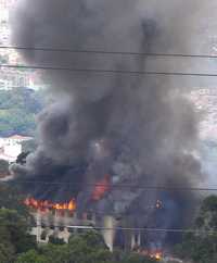 Un edificio militar arde en Medellín, incidente por el cual seis militares están desaparecidos y ocho resultaron heridos