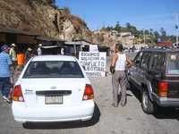 Varios turistas resultaron afectados por la protesta y bloqueo de la carretera Oaxaca-Puerto Escondido, que indígenas chatinos de los municipios de Santos Reyes Nopala y San Gabriel Mixtepec realizaron ayer Octavio Vélez