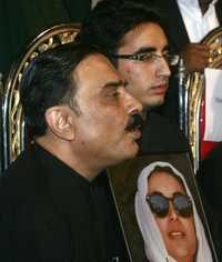 Asif Alí Zardari, acompañado por su hijo Bilawal, en conferencia de prensa este domingo en la ciudad de Naudero, sur del país.