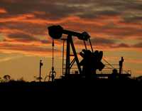 Unidad de bombeo de petróleo cerca de Manhattan, Kansas. Analistas prevén que la creciente demanda de crudo y la inestabilidad geopolítica mantengan elevados los precios del combustible